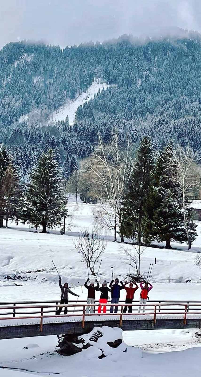 Schneeschuhwander am Golfplatz bei der Sonnenalp